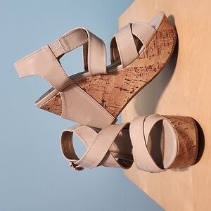 G by GUESS GG TAYMORA cream platform sandals. Size 7.5"